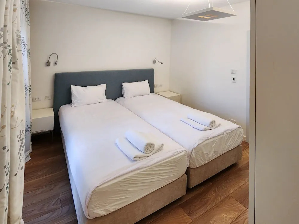 Holiday Luxury Home by FeelHome