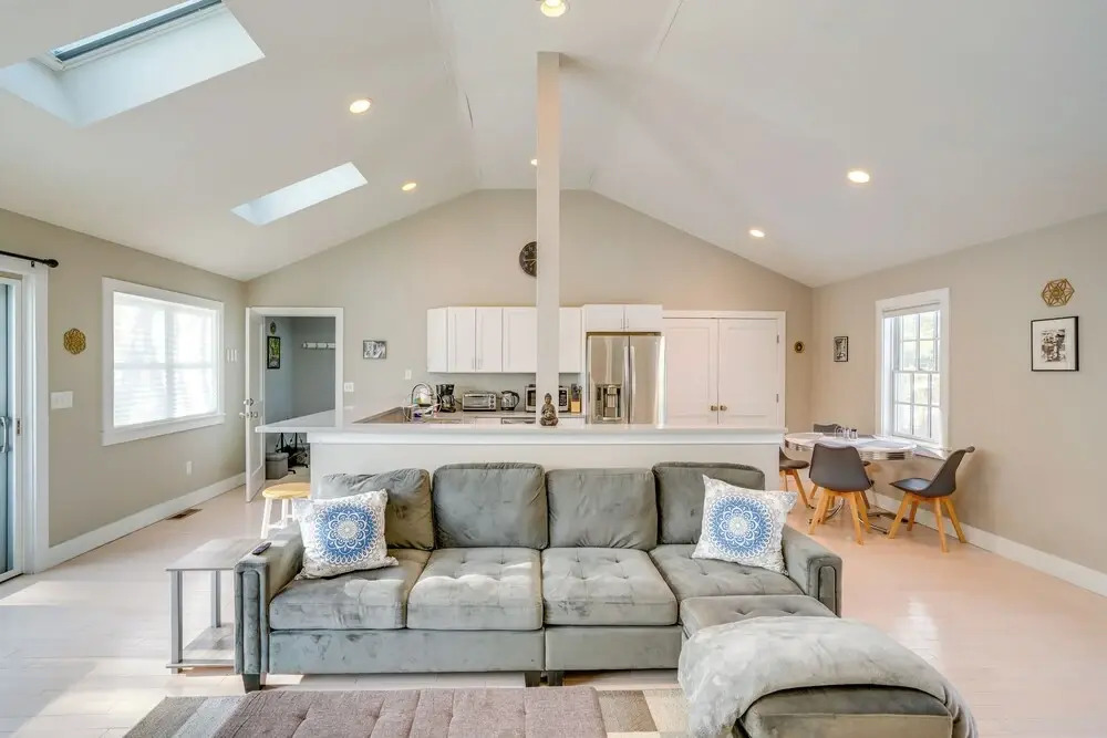 6 Mi to Tanglewood! High-end Lee Apartment