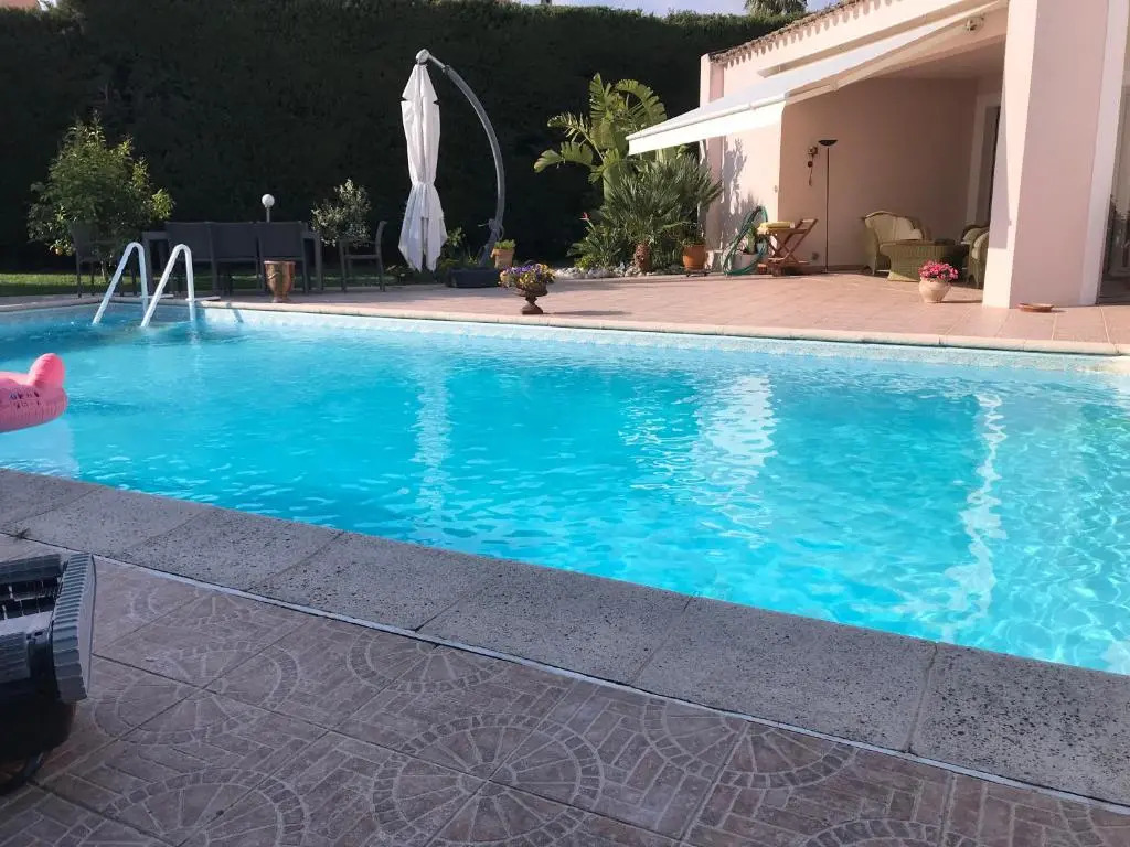 VILLA EGIDE - 800 mètres et 1/4 d'heures à pieds de la plage, des ports de GOLFE JUAN et des restaurants