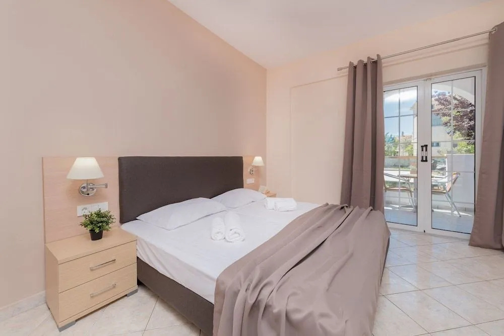 Yakinthos Hotel