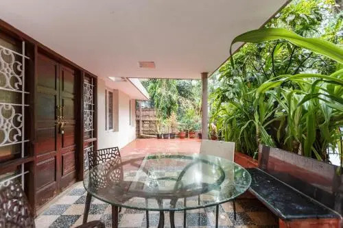 Locul Uptown - Near Bangalore Palace Grounds