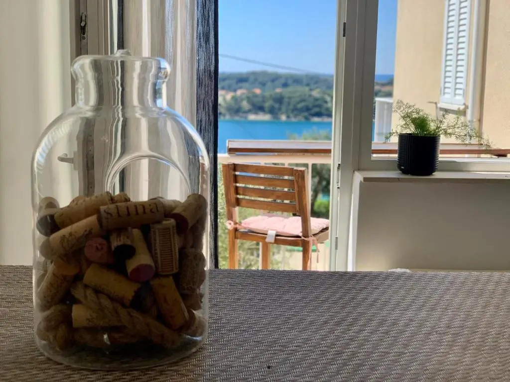 Comfort 1-Bedroom Apartment with Pool & Sea view