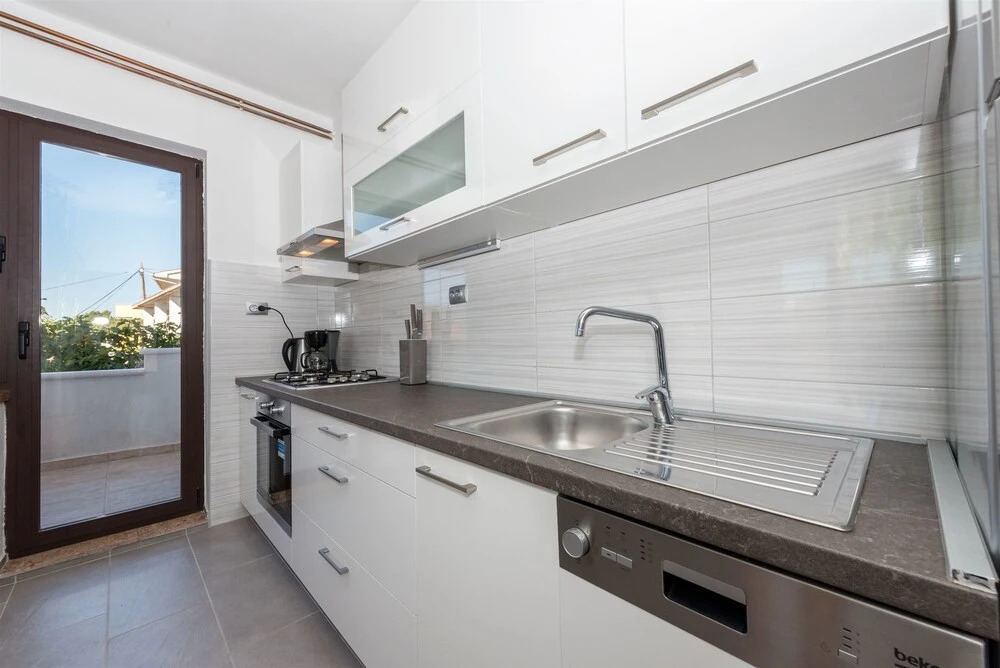 Apartments by the sea Tisno, Murter - 21657