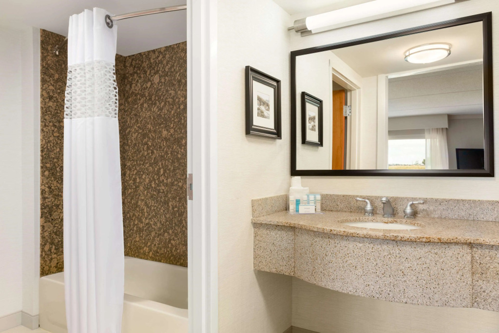 Hampton Inn & Suites Manchester-Bedford