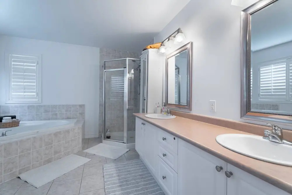 Stylish 4BR Oasis Peaceful Mississauga Location