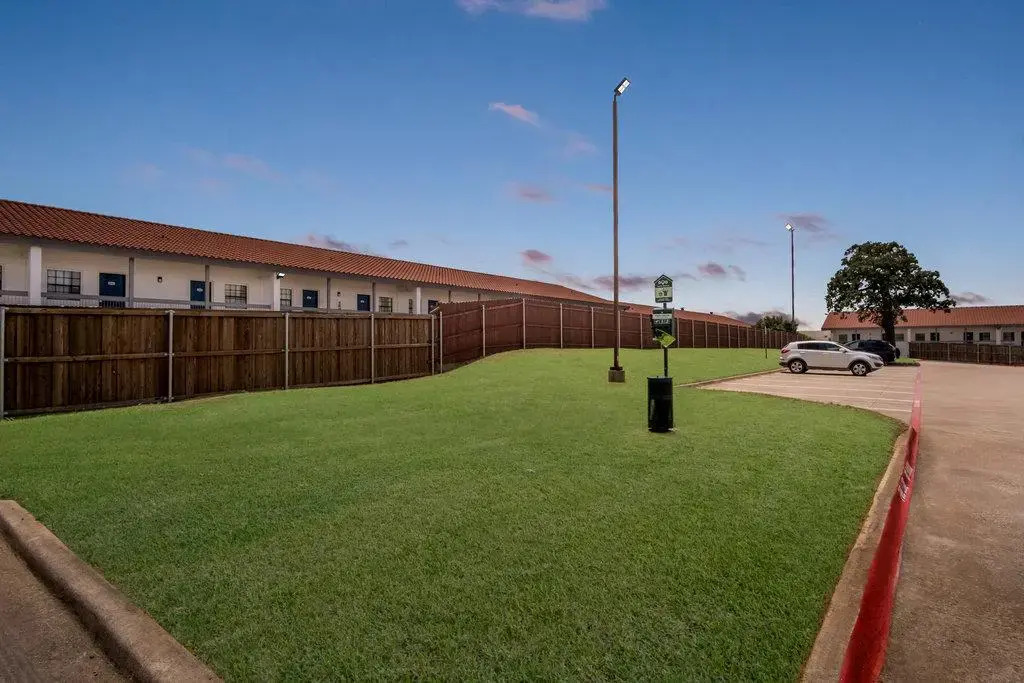 Red Roof Inn & Suites Euless - DFW Airport Southwest