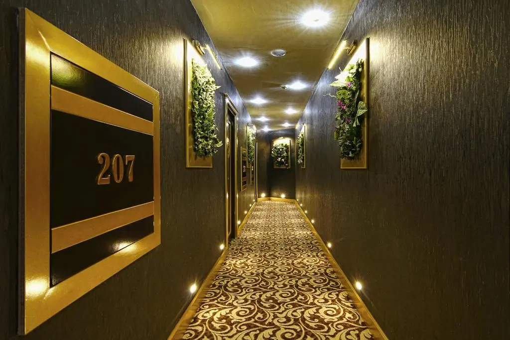 HOTEL S WHITE