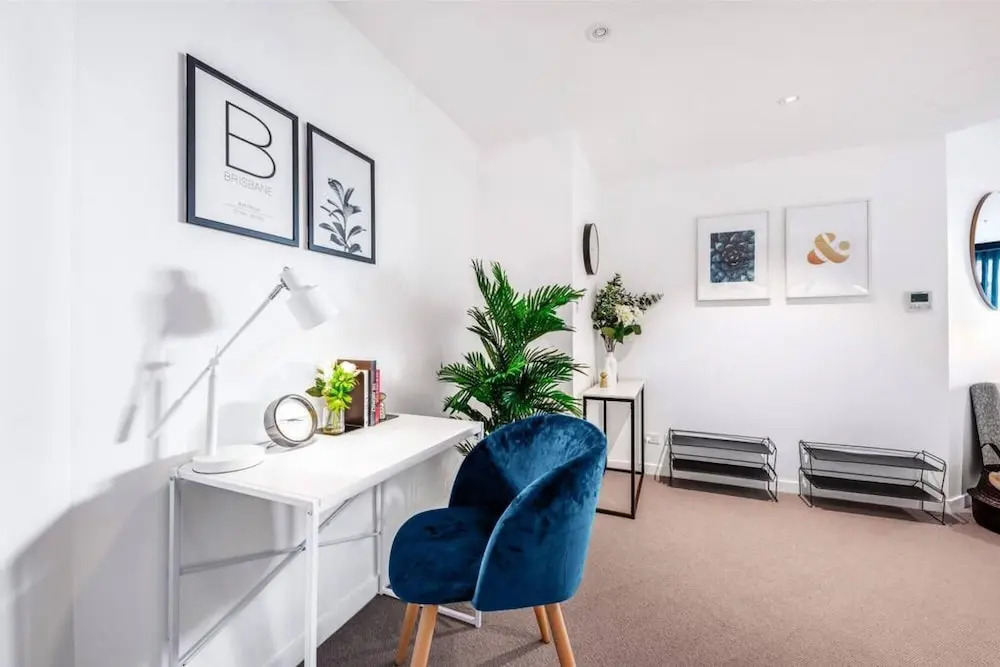 2BR Luxury Skytower CBD Pool Gym Netflix