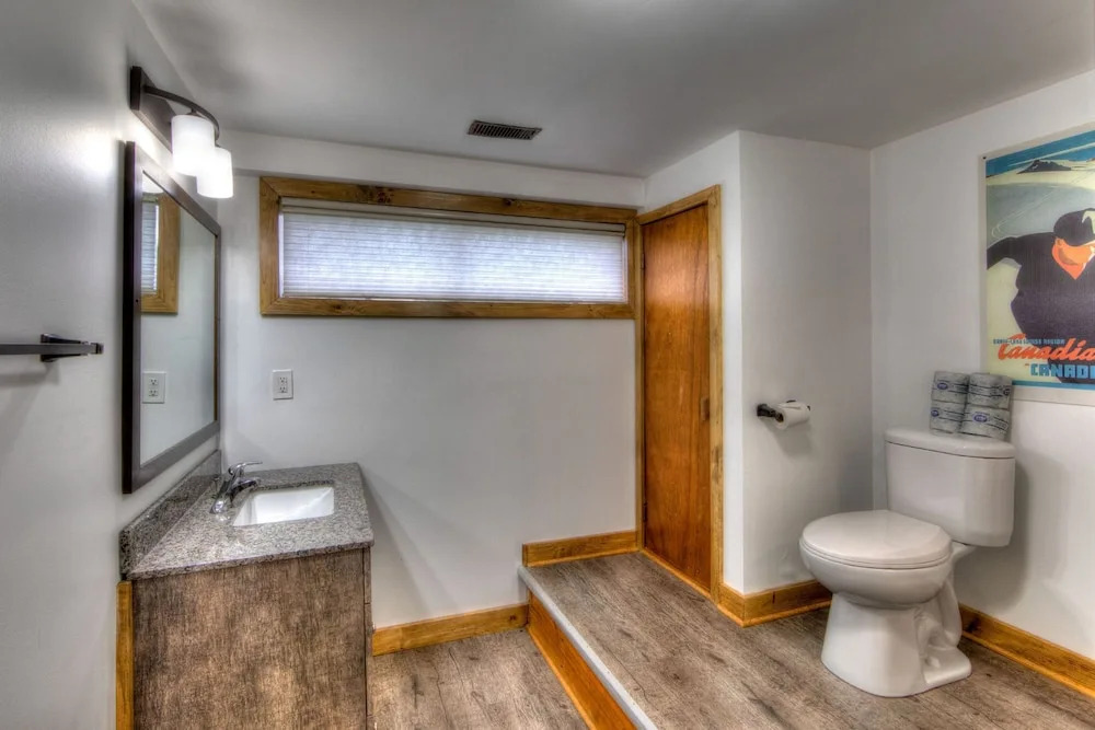 Spacious 8 bdrm Blue Mountain Cottage, Perfect for Large Groups, Private Beach, BBQ, Hot Tub, Sauna