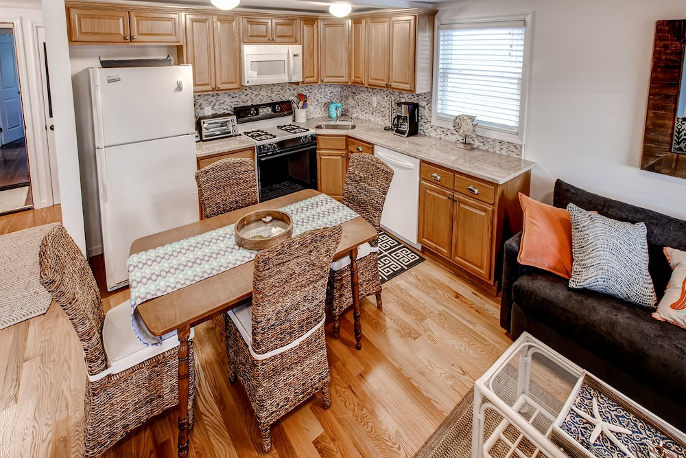 Recently Renovated LBI Apt w/ Deck on Beach Block!