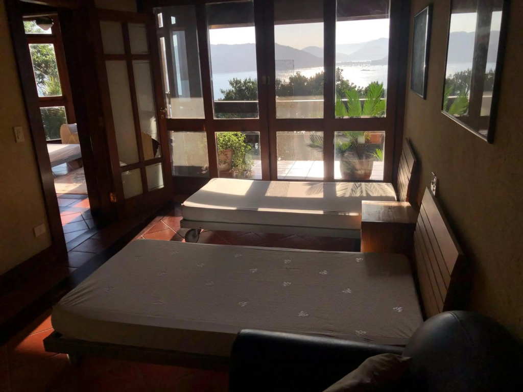 Mansão na costa com vista para o mar