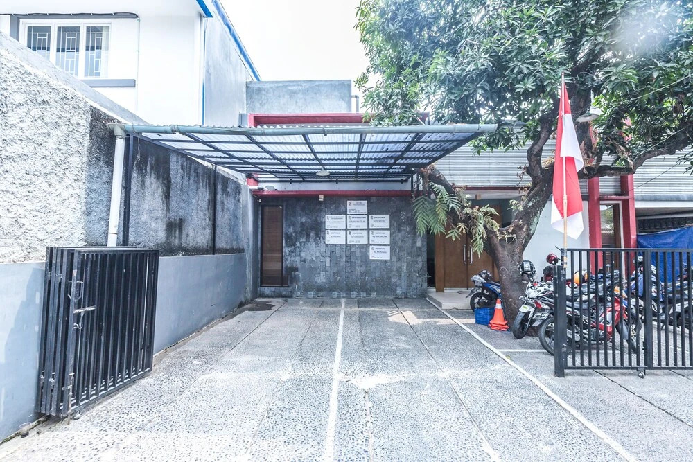 OYO 506 Moes Residence