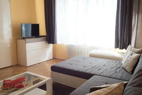 Rebecca Apartment next to Synagogue
