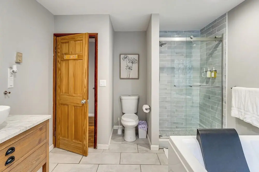 Hot Tub + Game Room: Spacious Poconos Escape!