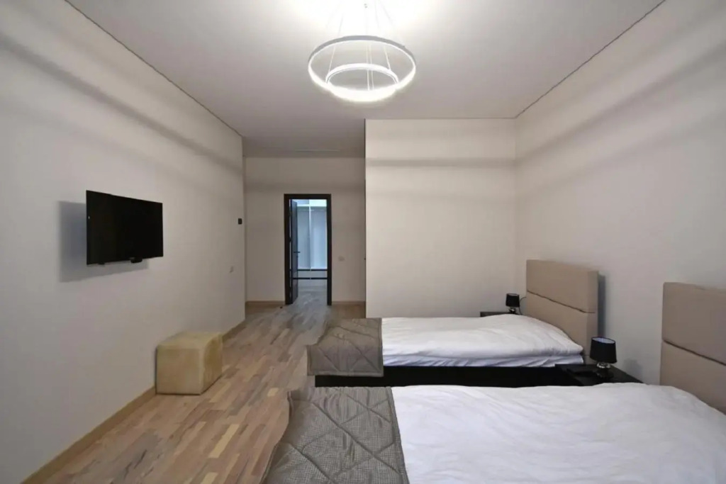 Northern Avenue 2 bedroom Newly Renovated and Modern apartment HH101