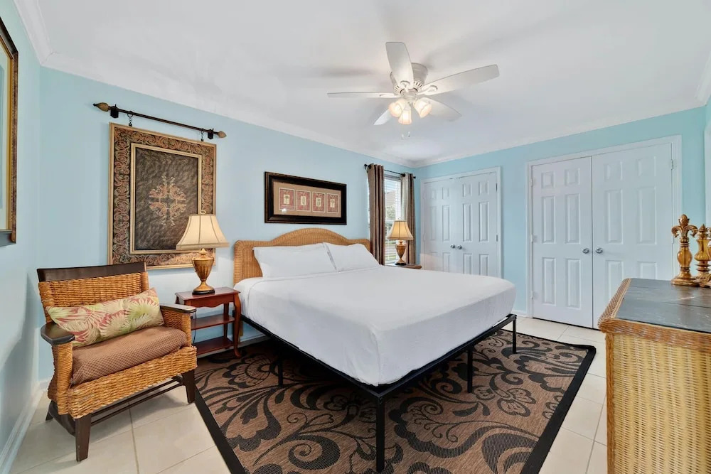 Updated, Ground Floor Unit w/ Pool & Gym, Sleeps 6