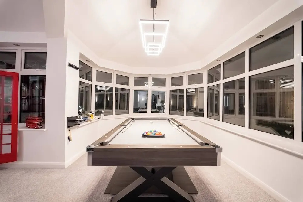 Luxury Retreat, Hot Tub, SK Massage Bed & Tesla