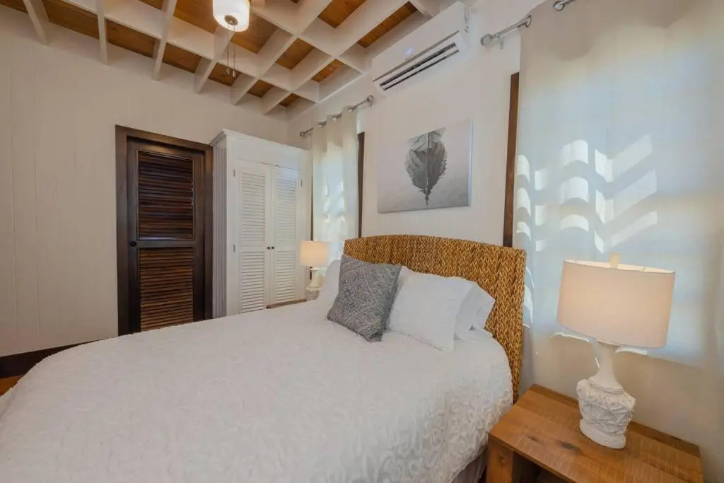 Athena's Mahogany House by the Bay 4 Bedroom/2 Bathroom