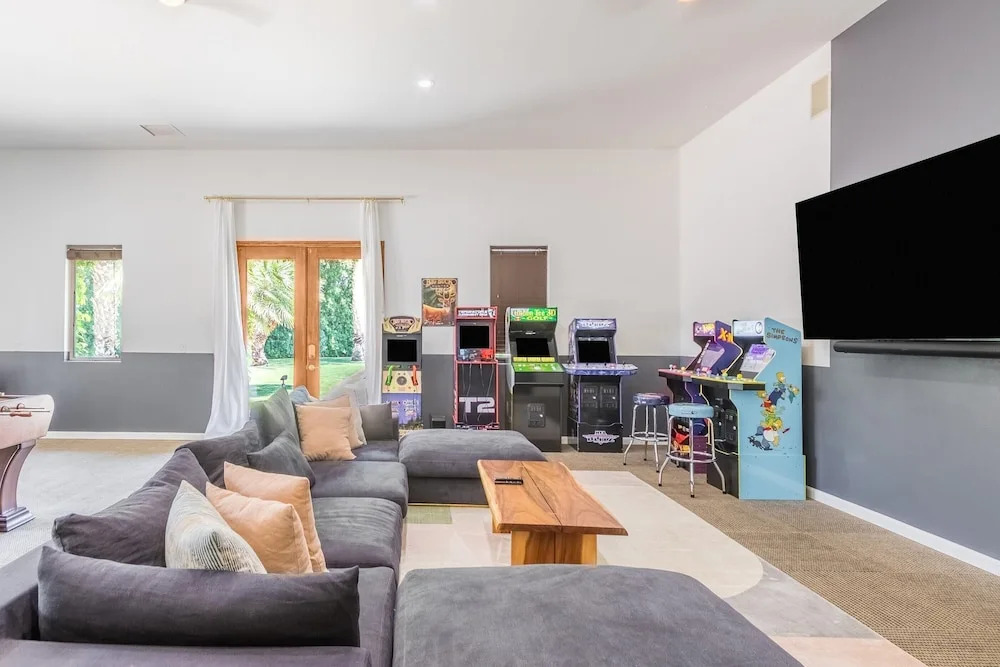 The Date Palm Estate by AvantStay Expansive Estate w Game room Backyard Oasis w Pool Spa