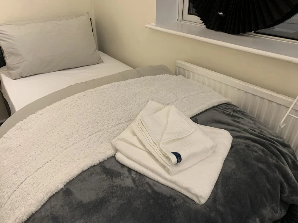 House Sleeps 6 With Garden, Parking