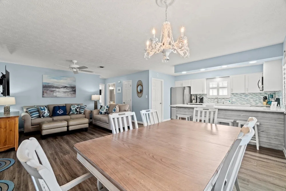 Contemporary Bungalow / West End PCB / Available NOW! / Perfect for Family