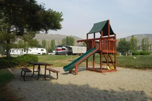 Crescent Bar Camping Resort Studio Cabin 3