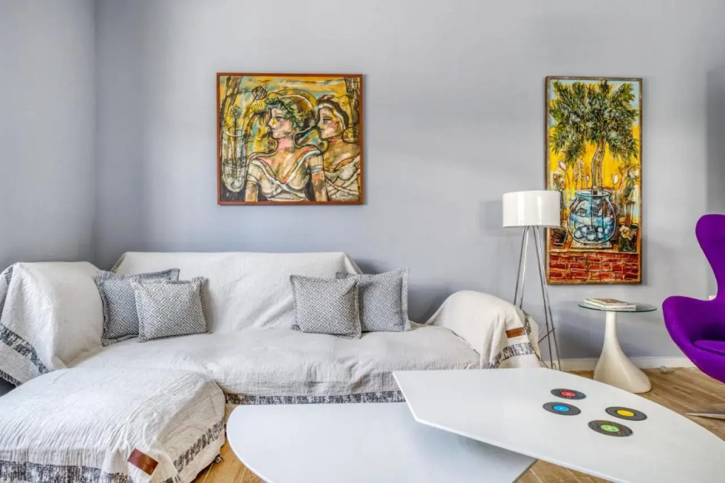 Spacious flat with courtyard and private parking!