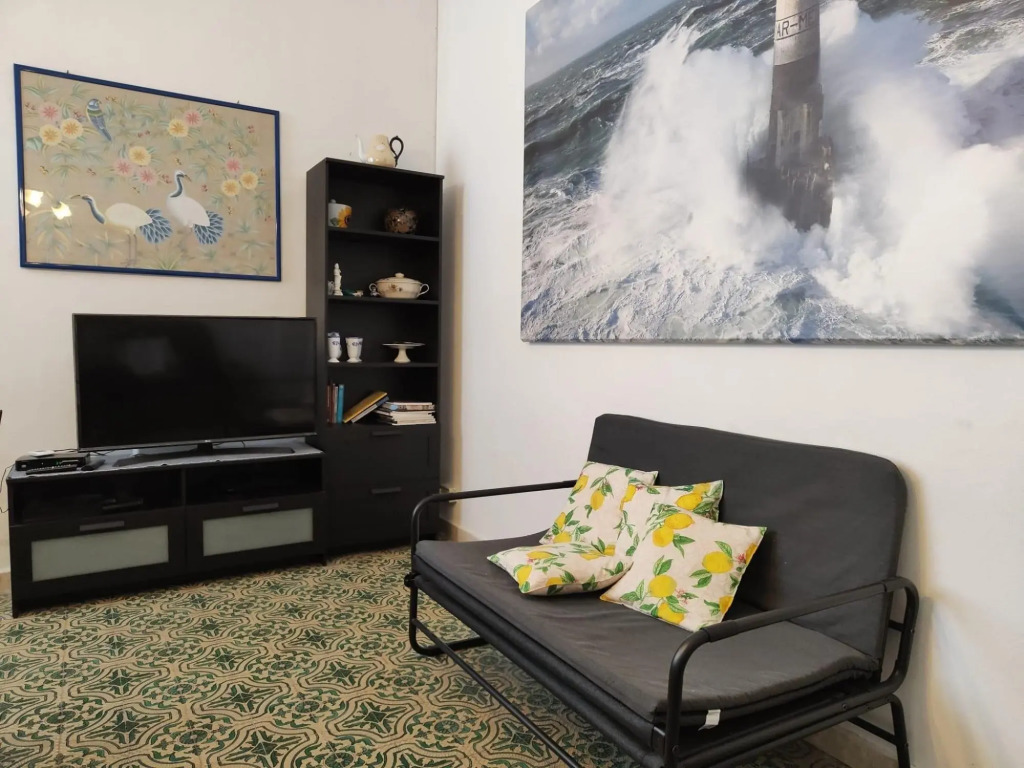 Seafront Apartment in Villa with Swimming Pool and Parking