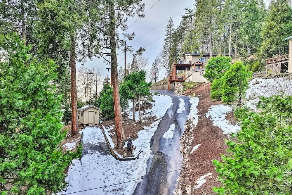 Hot Tub + Scenic Views: Luxury Twain Harte Cabin