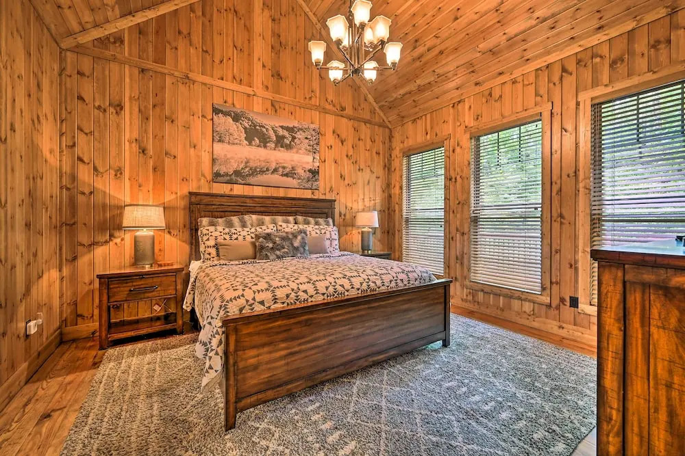 Luxe Broken Bow Cabin: Hot Tub ~ 3 Mi to Hochatown