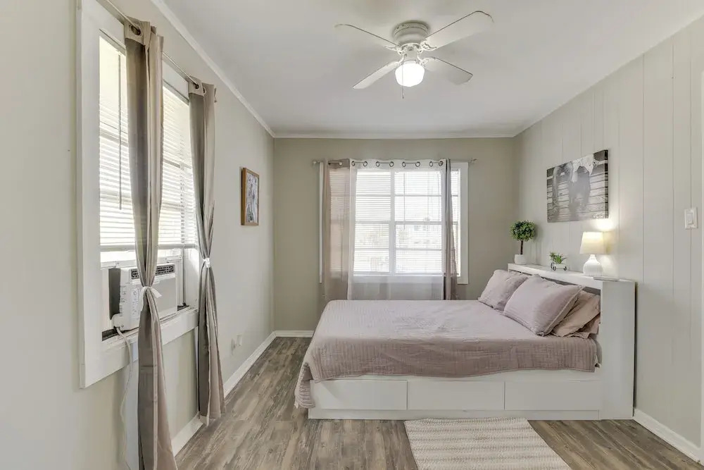 ~ 1 Mi to the Strand: Central Unit in Galveston!