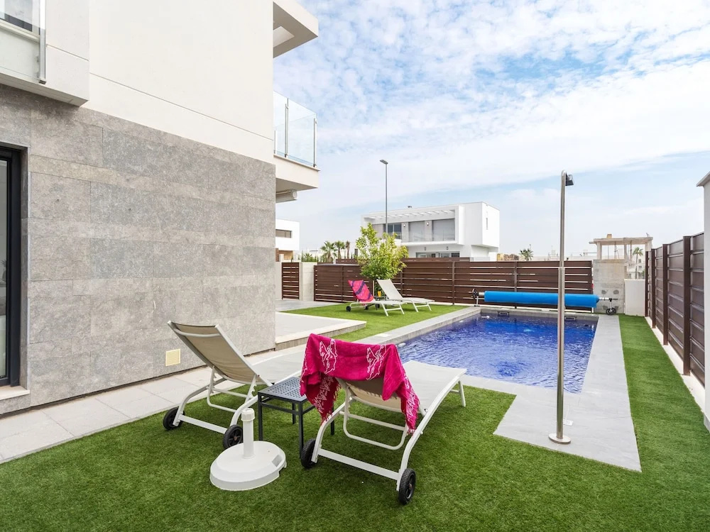 Airy Villa near Golf & Dining