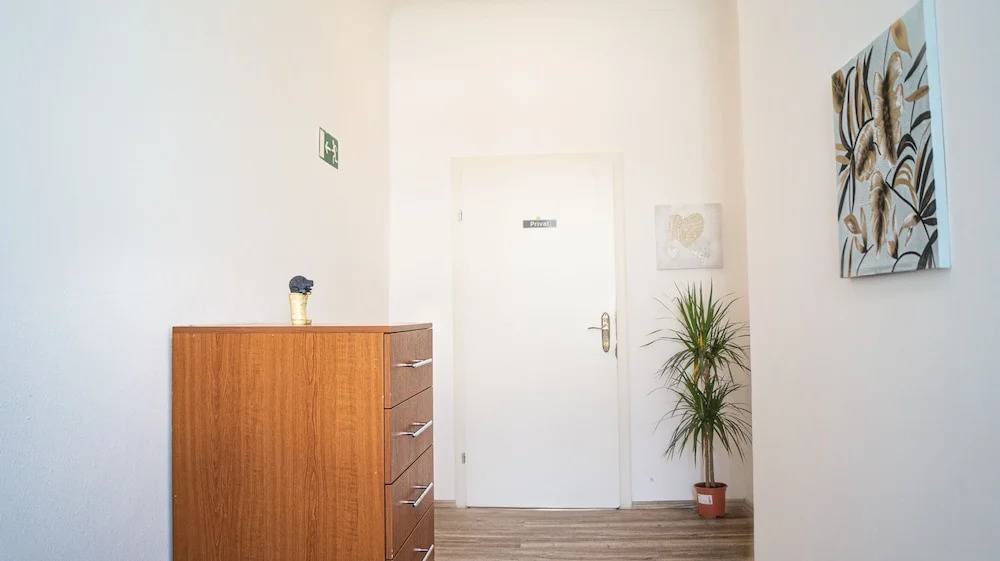 Shared Modern Apartment Schönbrunn - Budget Stylish Room