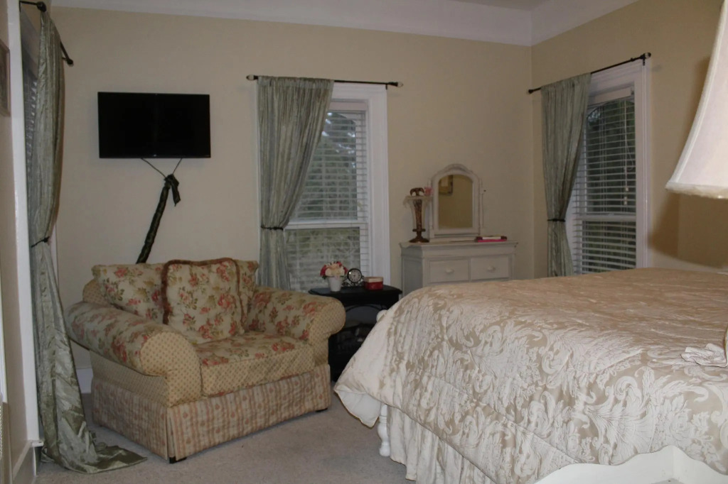 Monroe Manor Inn