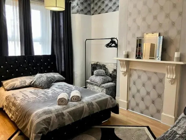 House for 10-11. Close to City and Excel. Free Parking.