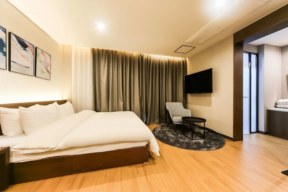 Changwon Myeongseo-Dong No. 25 Hotel Convention Branch