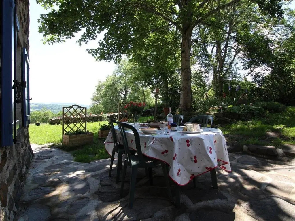 Location authentique avec cheminée et toit de chaume, proche nature et activités à St-Front - FR-1-582-291