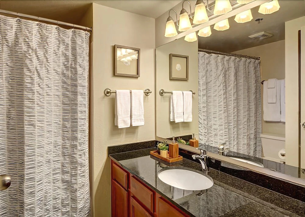Centennial Tower Bay View Penthouse - Three Bedroom Apartment with Fir