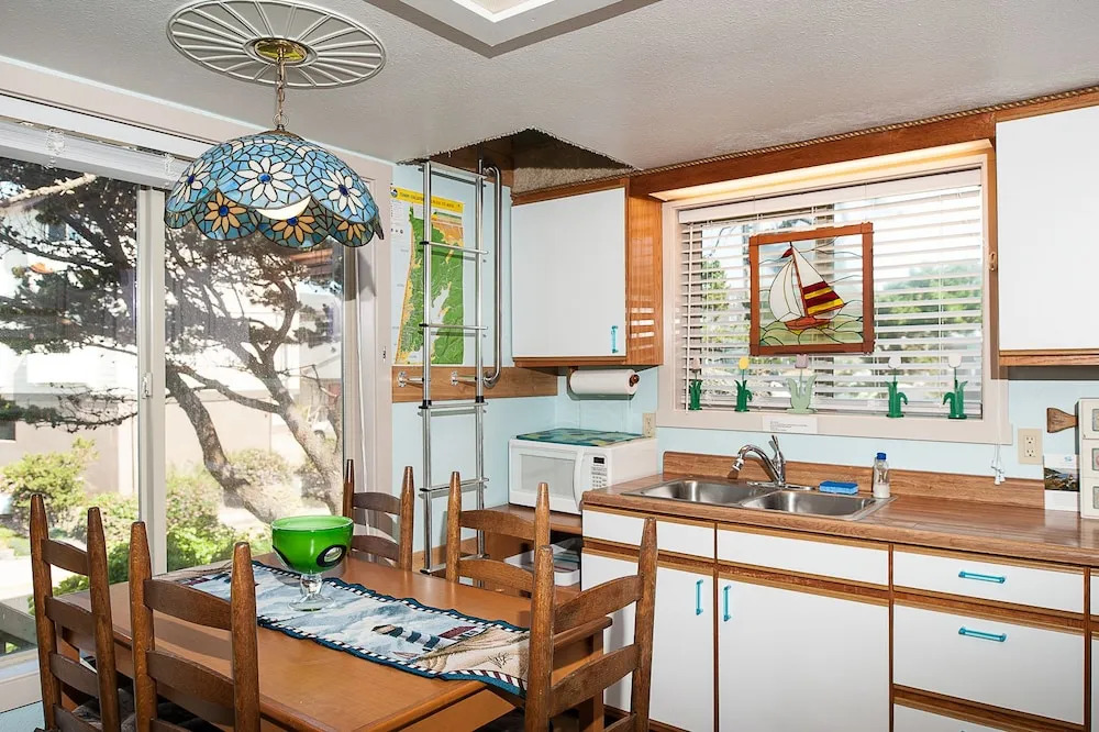 Sea Daze 1 Br cottage by RedAwning