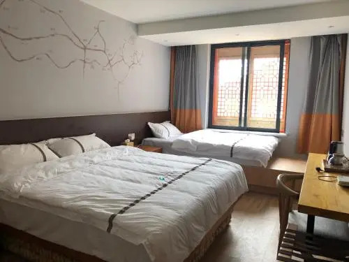 Siguniangshan Tea & Panda Hotel