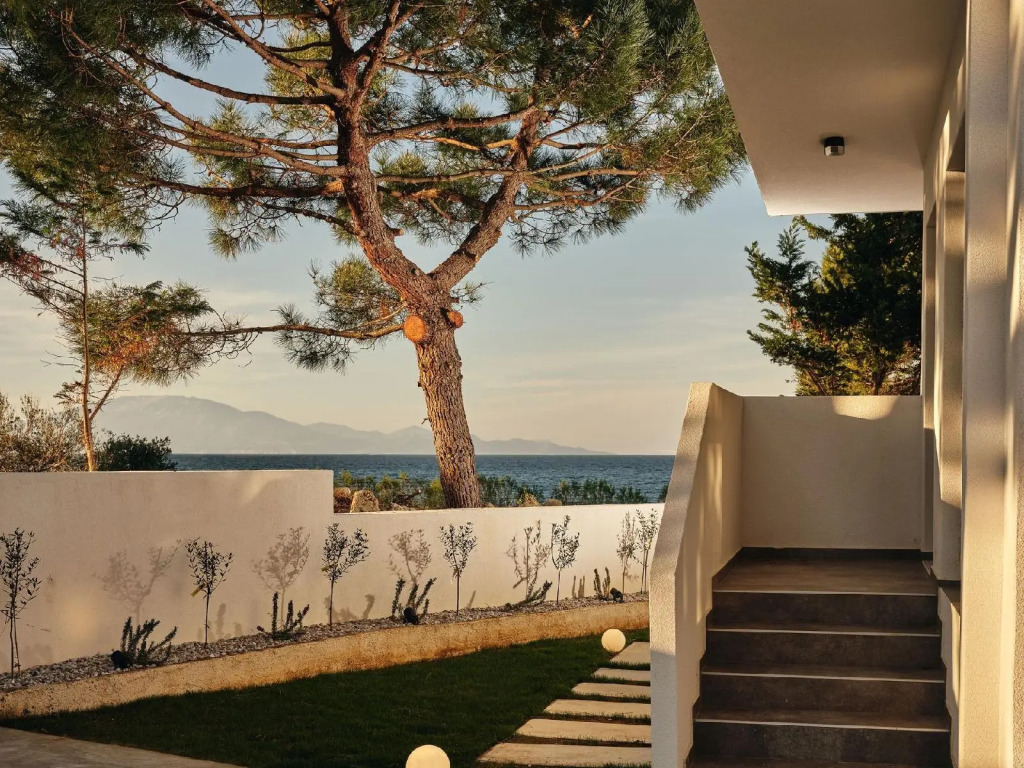 Oceanis Luxury Suites with Private Heated Pools and Sea View