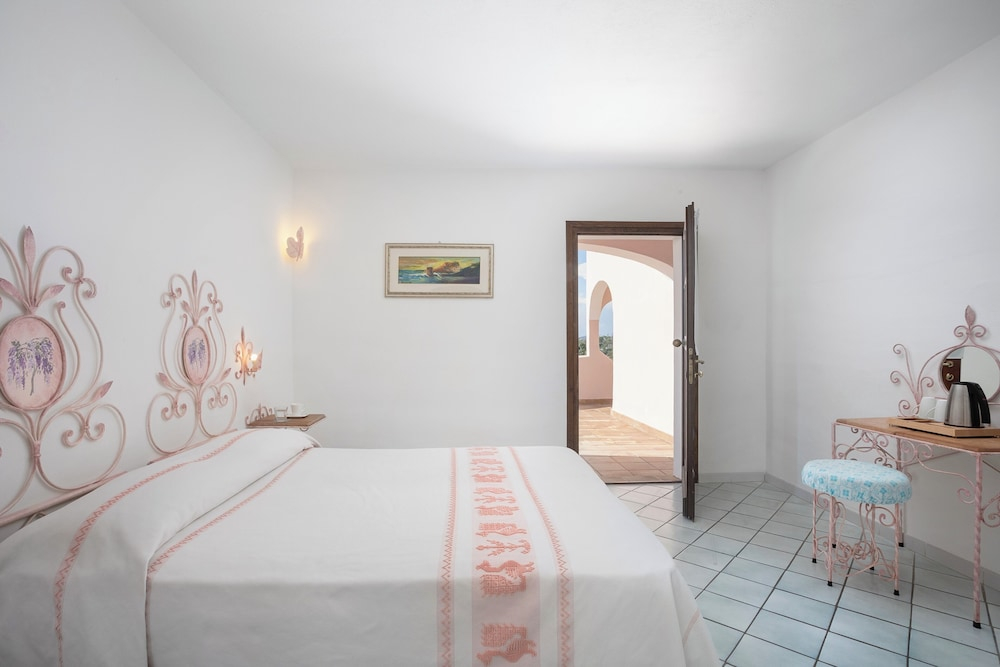 Hotel with swimming pool near Baja Sardinia