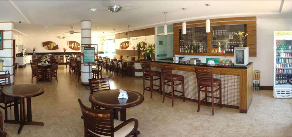 Summit Lago Hotel