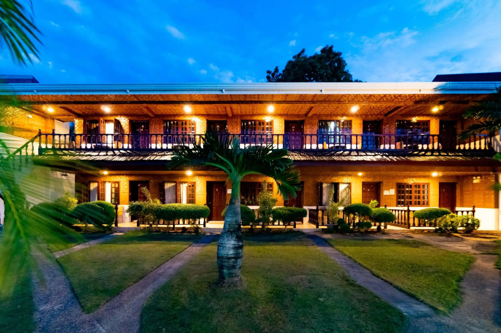 Coucou Bar Hotel and Restaurant