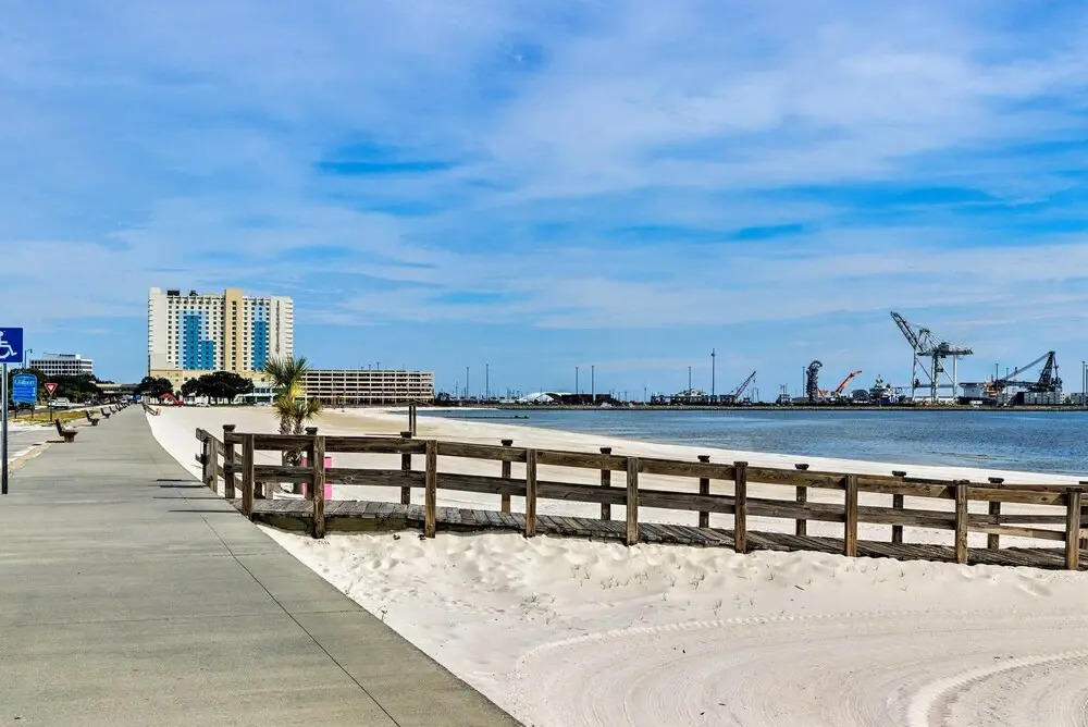 Beachside Getaway - Walk to Gulf, Pier & Casino!