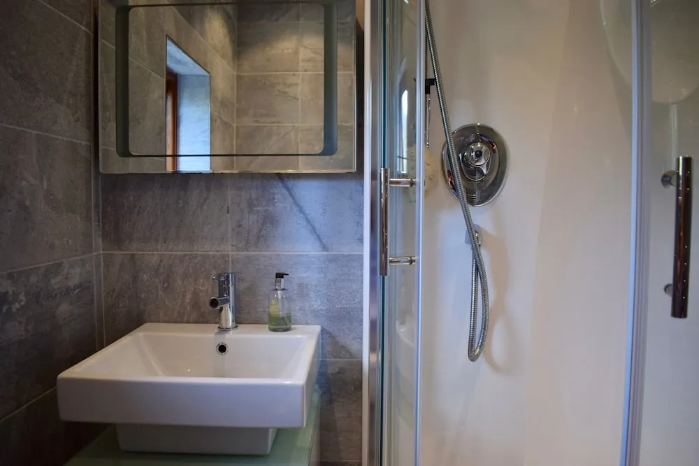 Modern 2 Bedroom House in Secure Neighbourhood