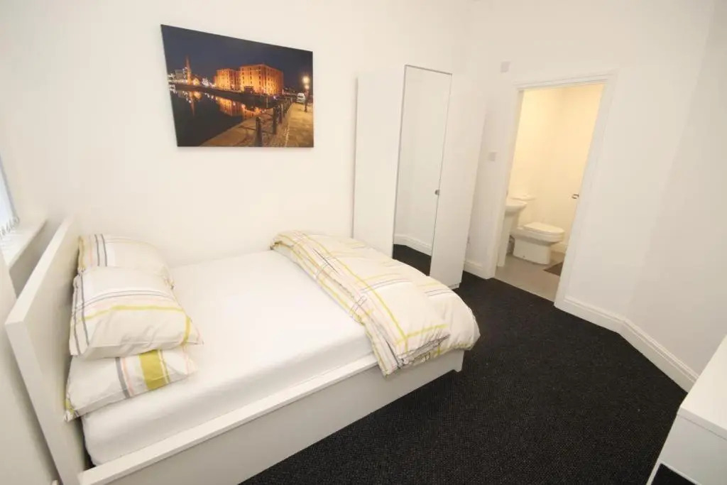Stylish 7 Bed House, close to City Centre