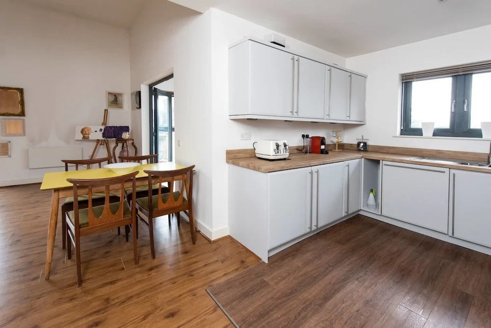 Stylish And Artistic Open Plan Flat In Wdidsbury