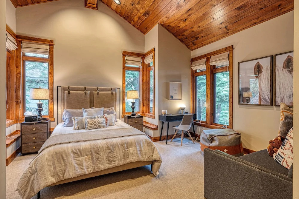 New Listing! New-build Luxury W/ Hot Tub 4 Bedroom Home