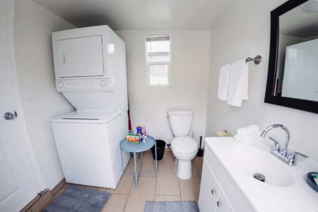 CHARMING 2-BEDROOM BUNGALOW HOME IN GLENDALE  (p4)